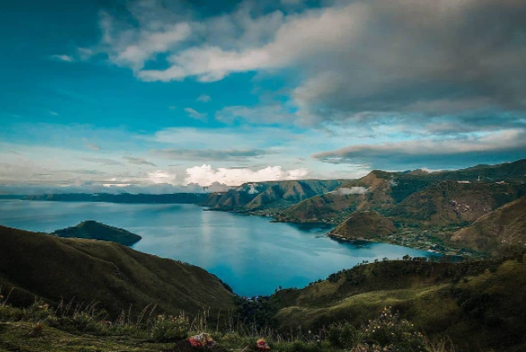 Cruising Lake Toba: Parapat's Boat Adventures