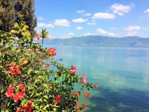 Jelajahi Danau Toba Parapat dengan Paket Wisata Medan yang Terjangkau