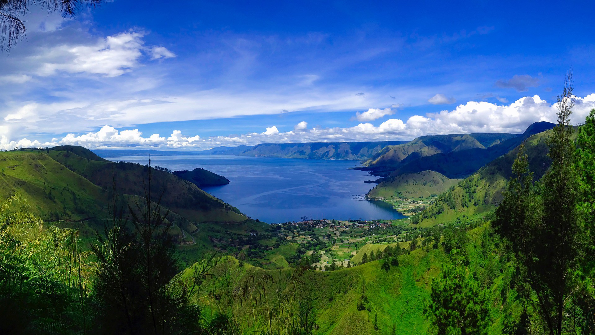 Lake Toba Parapat: Pakej Medan untuk Penggemar Aktiviti Luar